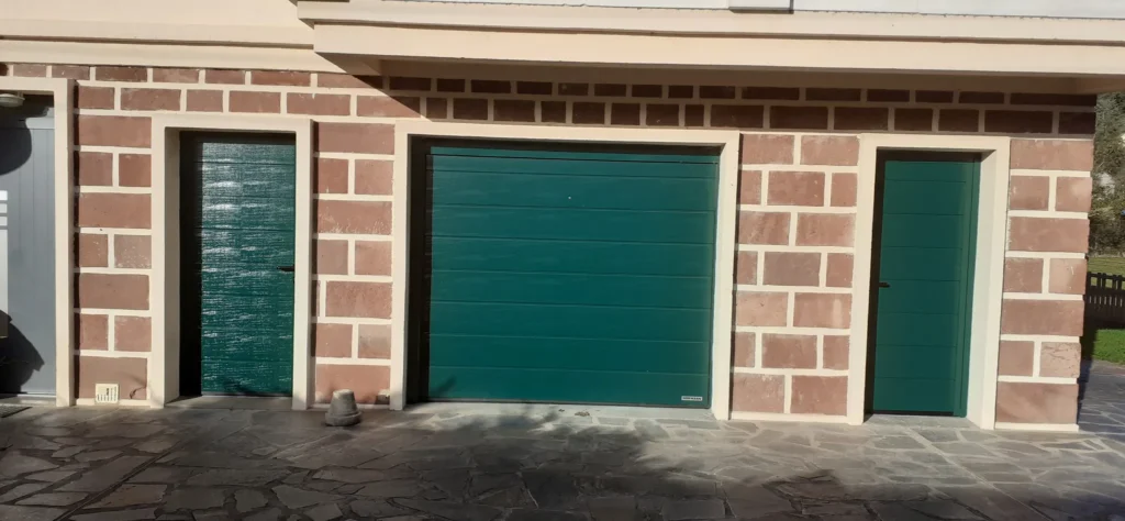 Porte de garage : réalisation de Gamso Menuiserie